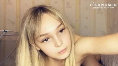 Ненаситната ученичка му дава на соученичката на соученичка лутичка орална крема
