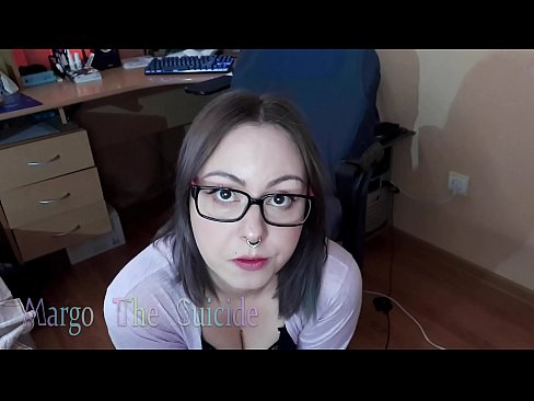 ❤️ Секси девојка со наочари длабоко го цица дилдото на камерата ❤❌ Анално видео кај нас
